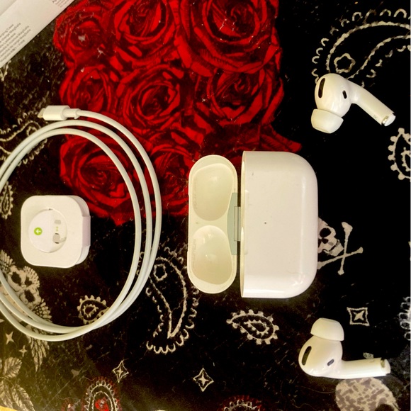 Apple AirPods, Pro 1st generation - Picture 1 of 3